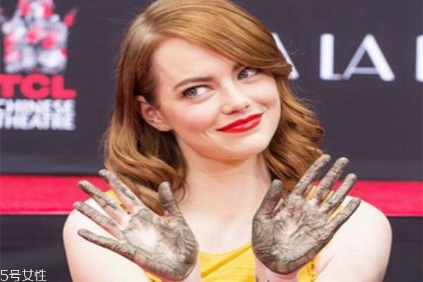 卷發(fā)比直發(fā)顯老嗎 選對(duì)發(fā)型很關(guān)鍵 卷發(fā)比直發(fā)顯老嗎 選對(duì)發(fā)型很關(guān)鍵