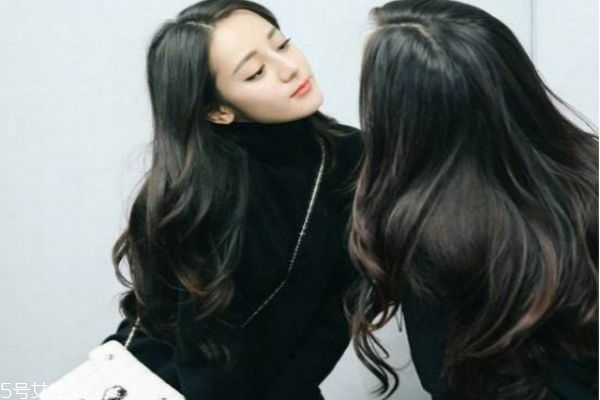 卷發(fā)比直發(fā)顯老嗎 選對(duì)發(fā)型很關(guān)鍵 卷發(fā)比直發(fā)顯老嗎 選對(duì)發(fā)型很關(guān)鍵