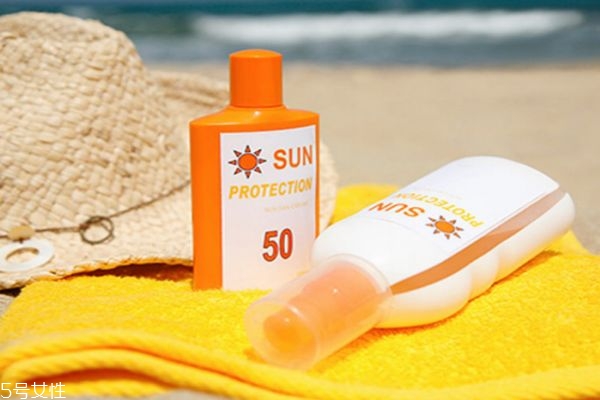 防曬霜和防曬乳有什么區(qū)別 夏季要選擇什么樣子的防曬產(chǎn)品呢 防曬霜和防曬乳有什么區(qū)別 夏季要選擇什么樣子的防曬產(chǎn)品呢