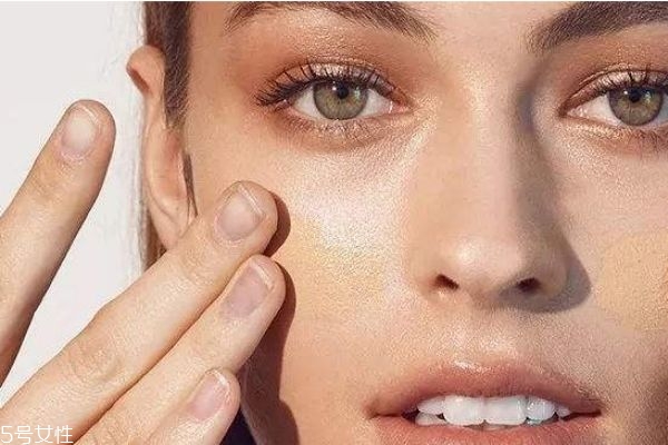 粉底液是按壓還是涂抹 關(guān)于粉底液的一些知識 粉底液是按壓還是涂抹 關(guān)于粉底液的一些知識