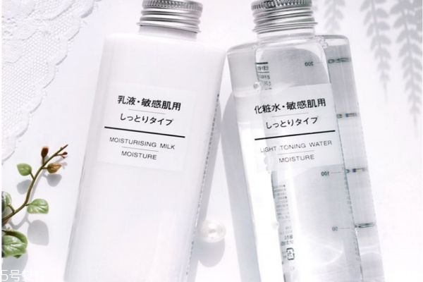 只用乳液不用水可以嗎 爽膚水和乳液哪個(gè)重要 只用乳液不用水可以嗎 爽膚水和乳液哪個(gè)重要