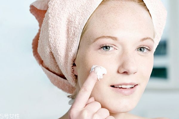 乳液和面霜可以涂眼部嗎 最好避開眼睛周圍 乳液和面霜可以涂眼部嗎 最好避開眼睛周圍