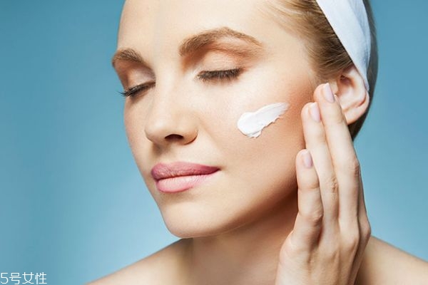 乳液和面霜要一起用嗎 乳液和面霜可以只用一個嗎 乳液和面霜要一起用嗎 乳液和面霜可以只用一個嗎