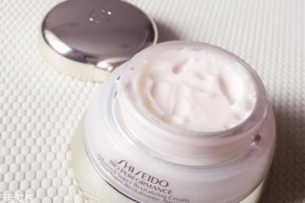 用了乳液還要用面霜嗎 乳液和面霜使用順序 用了乳液還要用面霜嗎 乳液和面霜使用順序