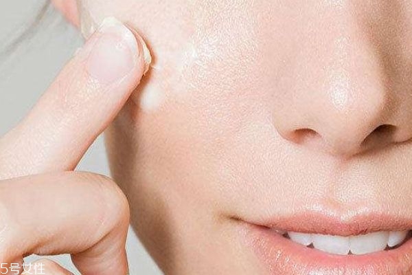 粉底液是按壓還是涂抹 關(guān)于粉底液的一些知識 粉底液是按壓還是涂抹 關(guān)于粉底液的一些知識