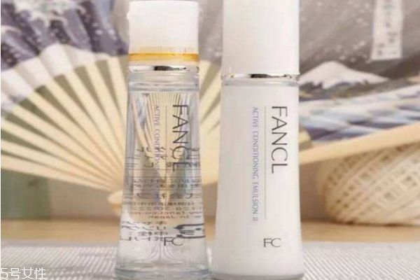 只用乳液不用水可以嗎 爽膚水和乳液哪個(gè)重要 只用乳液不用水可以嗎 爽膚水和乳液哪個(gè)重要