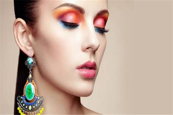 夏天化妝怎么保持一天 掌握好方法是關(guān)鍵 夏天化妝怎么保持一天 掌握好方法是關(guān)鍵