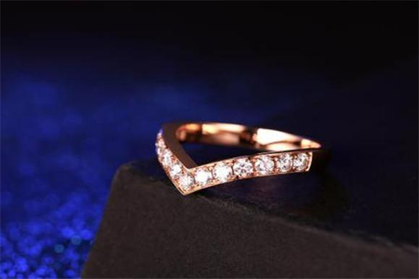 手指粗適合戴什么戒指 手指粗戴什么戒指顯瘦 手指粗適合戴什么戒指 手指粗戴什么戒指顯瘦