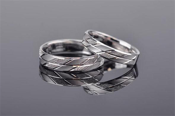 手指粗適合戴什么戒指 手指粗戴什么戒指顯瘦 手指粗適合戴什么戒指 手指粗戴什么戒指顯瘦