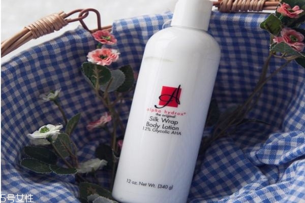 身體乳什么時(shí)候抹最好 不洗澡也可以用身體乳 身體乳什么時(shí)候抹最好 不洗澡也可以用身體乳