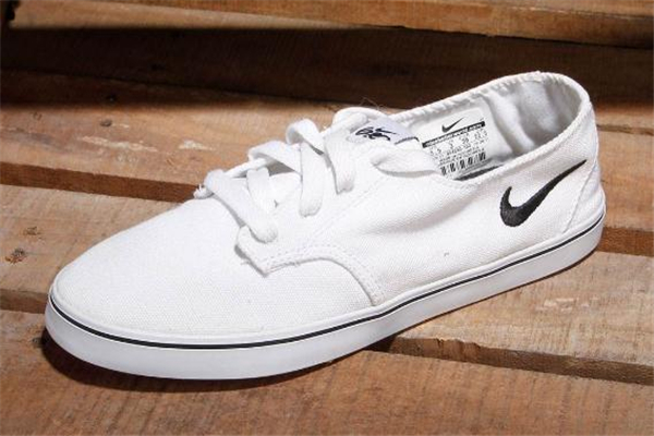 白球鞋上的泥怎么清洗 白色球鞋有泥點(diǎn)怎么洗 白球鞋上的泥怎么清洗 白色球鞋有泥點(diǎn)怎么洗