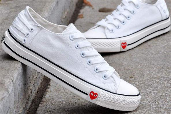 白球鞋上的泥怎么清洗 白色球鞋有泥點(diǎn)怎么洗 白球鞋上的泥怎么清洗 白色球鞋有泥點(diǎn)怎么洗