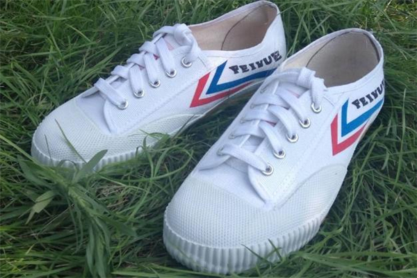 白球鞋上的泥怎么清洗 白色球鞋有泥點(diǎn)怎么洗 白球鞋上的泥怎么清洗 白色球鞋有泥點(diǎn)怎么洗