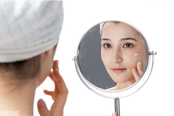 精華擦幾分鐘后再擦乳液 正確的護(hù)膚使用順序 精華擦幾分鐘后再擦乳液 正確的護(hù)膚使用順序