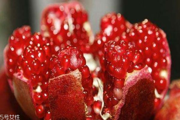 石榴有什么營(yíng)養(yǎng)價(jià)值呢 吃石榴有什么好處呢 石榴有什么營(yíng)養(yǎng)價(jià)值呢 吃石榴有什么好處呢