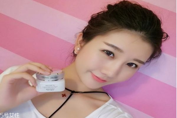 使用素顏霜需要卸妝嗎 素顏霜是護膚品還是化妝品呢 使用素顏霜需要卸妝嗎 素顏霜是護膚品還是化妝品呢