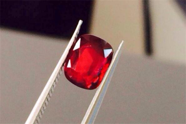 紅寶石和紅剛玉的區(qū)別 紅寶石和紅剛玉哪個好 紅寶石和紅剛玉的區(qū)別 紅寶石和紅剛玉哪個好