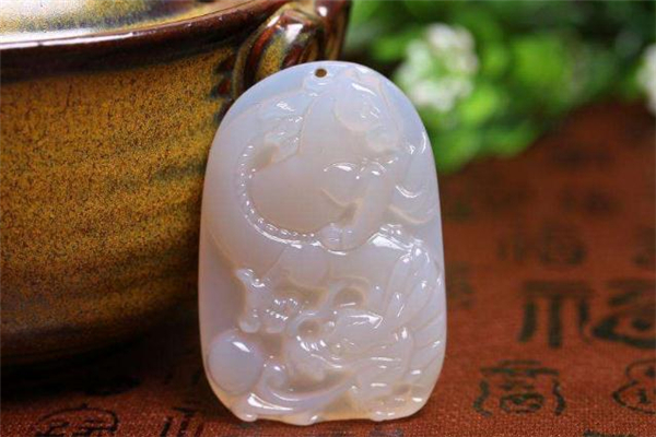 白瑪瑙的寓意是什么 白瑪瑙有靈性嗎 白瑪瑙的寓意是什么 白瑪瑙有靈性嗎