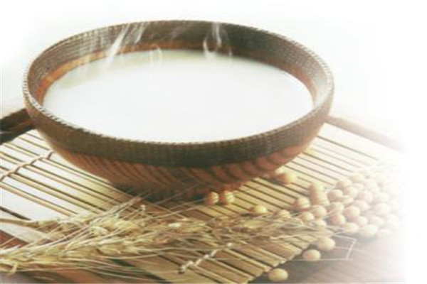 豆?jié){一天喝多少為宜 豆?jié){最好不要喝太多 豆?jié){一天喝多少為宜 豆?jié){最好不要喝太多