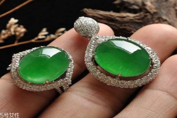 翡翠和玉有什么區(qū)別呢 翡翠有什么作用呢 翡翠和玉有什么區(qū)別呢 翡翠有什么作用呢