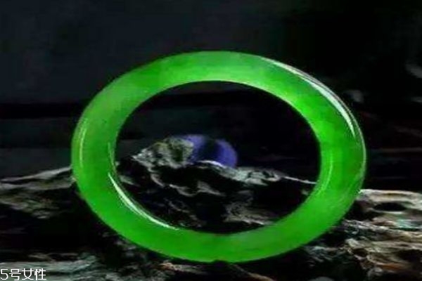 什么是翡翠呢 翡翠和和田玉的區(qū)別有什么呢 什么是翡翠呢 翡翠和和田玉的區(qū)別有什么呢