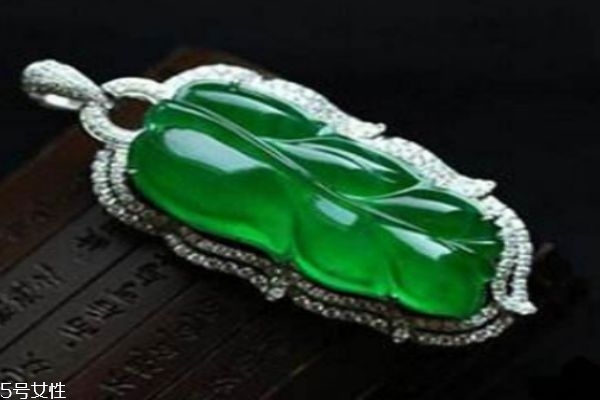 什么是翡翠呢 翡翠和和田玉的區(qū)別有什么呢 什么是翡翠呢 翡翠和和田玉的區(qū)別有什么呢