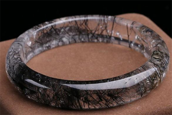 黑發(fā)晶是什么 黑發(fā)晶是怎么形成的 黑發(fā)晶是什么 黑發(fā)晶是怎么形成的