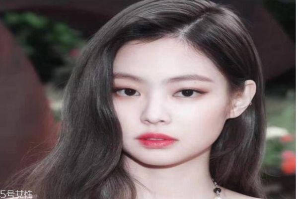 什么是青木亞麻灰發(fā)色 悶青灰和青木亞麻灰是一個色嗎 什么是青木亞麻灰發(fā)色 悶青灰和青木亞麻灰是一個色嗎