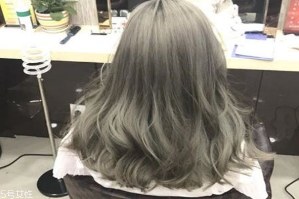 什么是青木亞麻灰發(fā)色 悶青灰和青木亞麻灰是一個色嗎 什么是青木亞麻灰發(fā)色 悶青灰和青木亞麻灰是一個色嗎