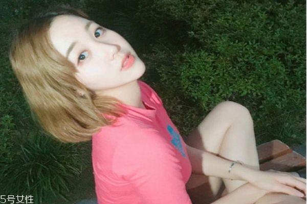 什么是青木亞麻灰發(fā)色 悶青灰和青木亞麻灰是一個色嗎 什么是青木亞麻灰發(fā)色 悶青灰和青木亞麻灰是一個色嗎