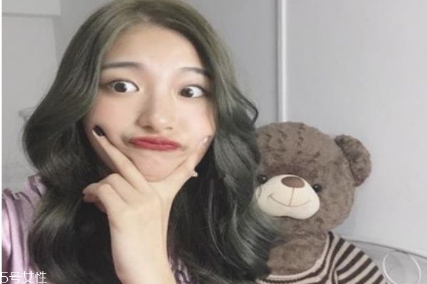 什么是青木亞麻灰發(fā)色 悶青灰和青木亞麻灰是一個色嗎 什么是青木亞麻灰發(fā)色 悶青灰和青木亞麻灰是一個色嗎