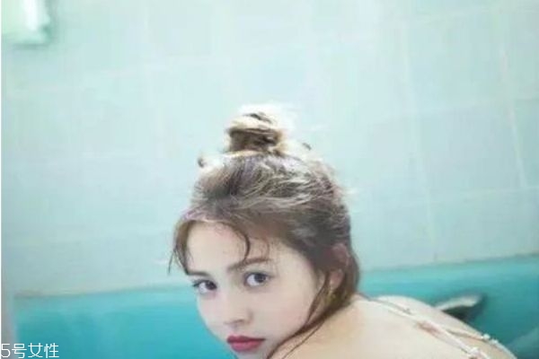 什么是青木亞麻灰發(fā)色 悶青灰和青木亞麻灰是一個色嗎 什么是青木亞麻灰發(fā)色 悶青灰和青木亞麻灰是一個色嗎