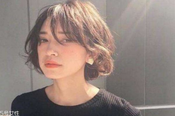 短發(fā)燙發(fā)之后染什么顏色好看 怎么知道自己適不適合短發(fā) 短發(fā)燙發(fā)之后染什么顏色好看 怎么知道自己適不適合短發(fā)