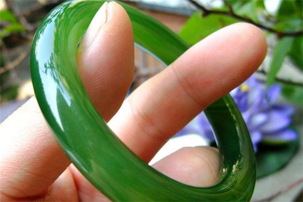 綠玉髓適合什么人戴 綠玉髓手鐲適合人群 綠玉髓適合什么人戴 綠玉髓手鐲適合人群