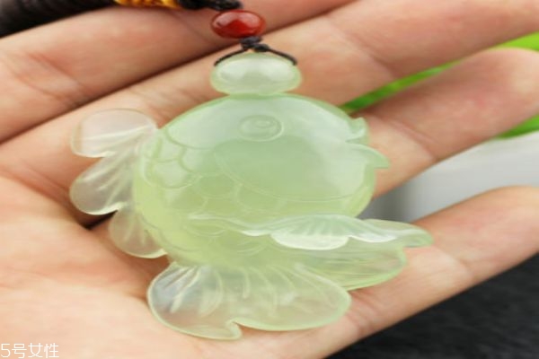 怎么樣來鑒定岫巖玉呢 岫巖玉盛產哪里呢