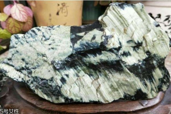 什么是蛇紋石玉呢 蛇紋石玉有什么作用呢 什么是蛇紋石玉呢 蛇紋石玉有什么作用呢