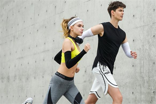 防曬袖套和防曬衣哪個(gè)好 夏天防曬衣好還是防曬袖好 防曬袖套和防曬衣哪個(gè)好 夏天防曬衣好還是防曬袖好