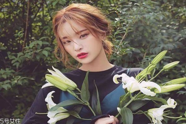 今秋染什么發(fā)色顯皮膚白 今年流行這5款神仙發(fā)色 今秋染什么發(fā)色顯皮膚白 今年流行這5款神仙發(fā)色