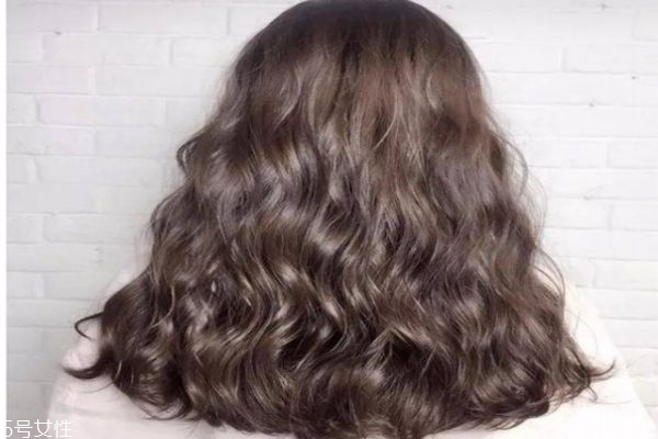 今秋染什么發(fā)色顯皮膚白 今年流行這5款神仙發(fā)色 今秋染什么發(fā)色顯皮膚白 今年流行這5款神仙發(fā)色