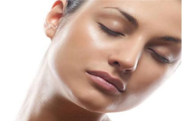 為什么皮膚愛(ài)出油 皮膚出油是怎么引起的