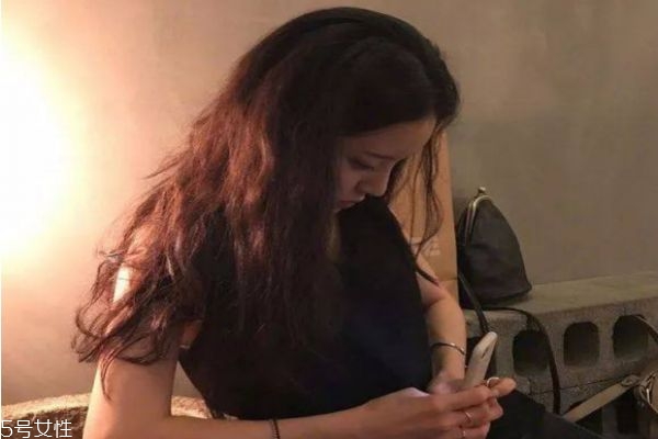 今秋染什么發(fā)色顯皮膚白 今年流行這5款神仙發(fā)色 今秋染什么發(fā)色顯皮膚白 今年流行這5款神仙發(fā)色