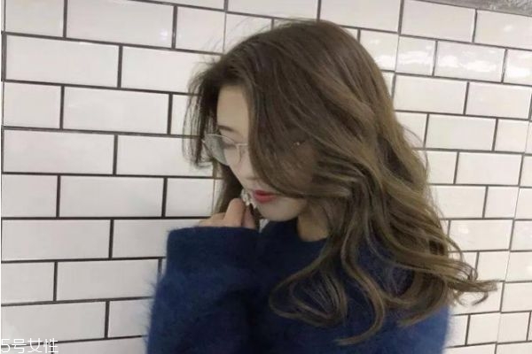 今秋染什么發(fā)色顯皮膚白 今年流行這5款神仙發(fā)色 今秋染什么發(fā)色顯皮膚白 今年流行這5款神仙發(fā)色