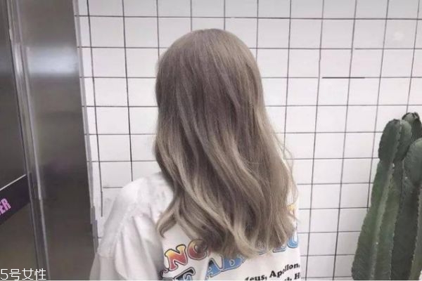 今秋染什么發(fā)色顯皮膚白 今年流行這5款神仙發(fā)色 今秋染什么發(fā)色顯皮膚白 今年流行這5款神仙發(fā)色