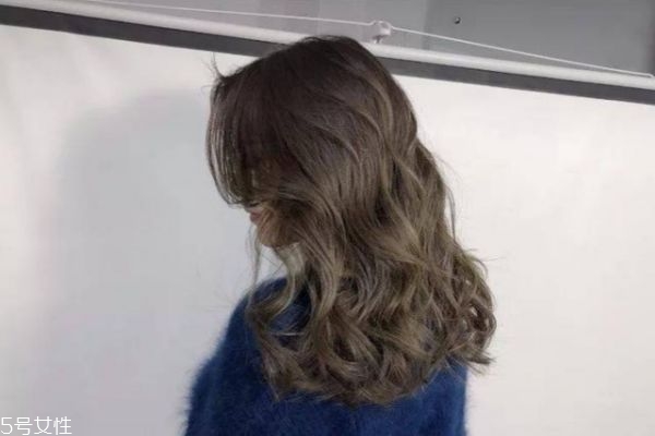 今秋染什么發(fā)色顯皮膚白 今年流行這5款神仙發(fā)色 今秋染什么發(fā)色顯皮膚白 今年流行這5款神仙發(fā)色