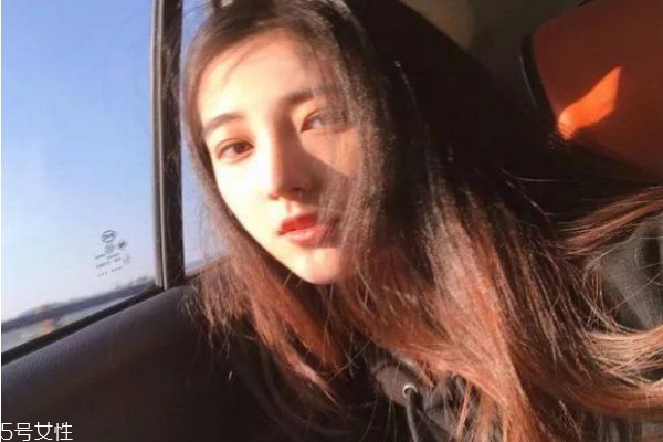 今秋染什么發(fā)色顯皮膚白 今年流行這5款神仙發(fā)色 今秋染什么發(fā)色顯皮膚白 今年流行這5款神仙發(fā)色