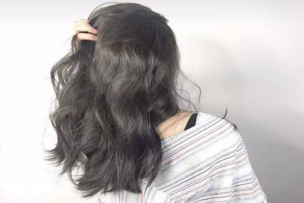 今秋染什么發(fā)色顯皮膚白 今年流行這5款神仙發(fā)色 今秋染什么發(fā)色顯皮膚白 今年流行這5款神仙發(fā)色