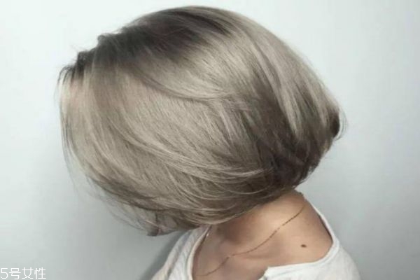 今秋染什么發(fā)色顯皮膚白 今年流行這5款神仙發(fā)色 今秋染什么發(fā)色顯皮膚白 今年流行這5款神仙發(fā)色