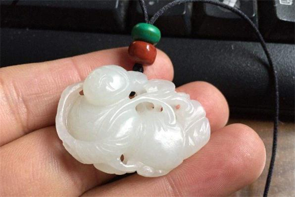 和田白玉和羊脂玉區(qū)別 和田白玉和羊脂玉哪個好 和田白玉和羊脂玉區(qū)別 和田白玉和羊脂玉哪個好