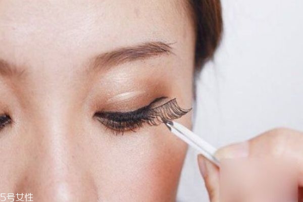 假睫毛重復(fù)使用注意事項(xiàng) 貼假睫毛的錯(cuò)誤方法 假睫毛重復(fù)使用注意事項(xiàng) 貼假睫毛的錯(cuò)誤方法