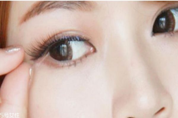 假睫毛重復(fù)使用注意事項(xiàng) 貼假睫毛的錯(cuò)誤方法 假睫毛重復(fù)使用注意事項(xiàng) 貼假睫毛的錯(cuò)誤方法